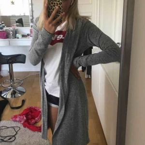  - Jättefin långkofta från ginatricot. Aldrig använd.