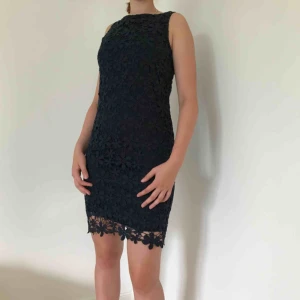  - Marinblå spetsklänning från Boomerang. Sparsamt använd. Pris kan diskuteras.