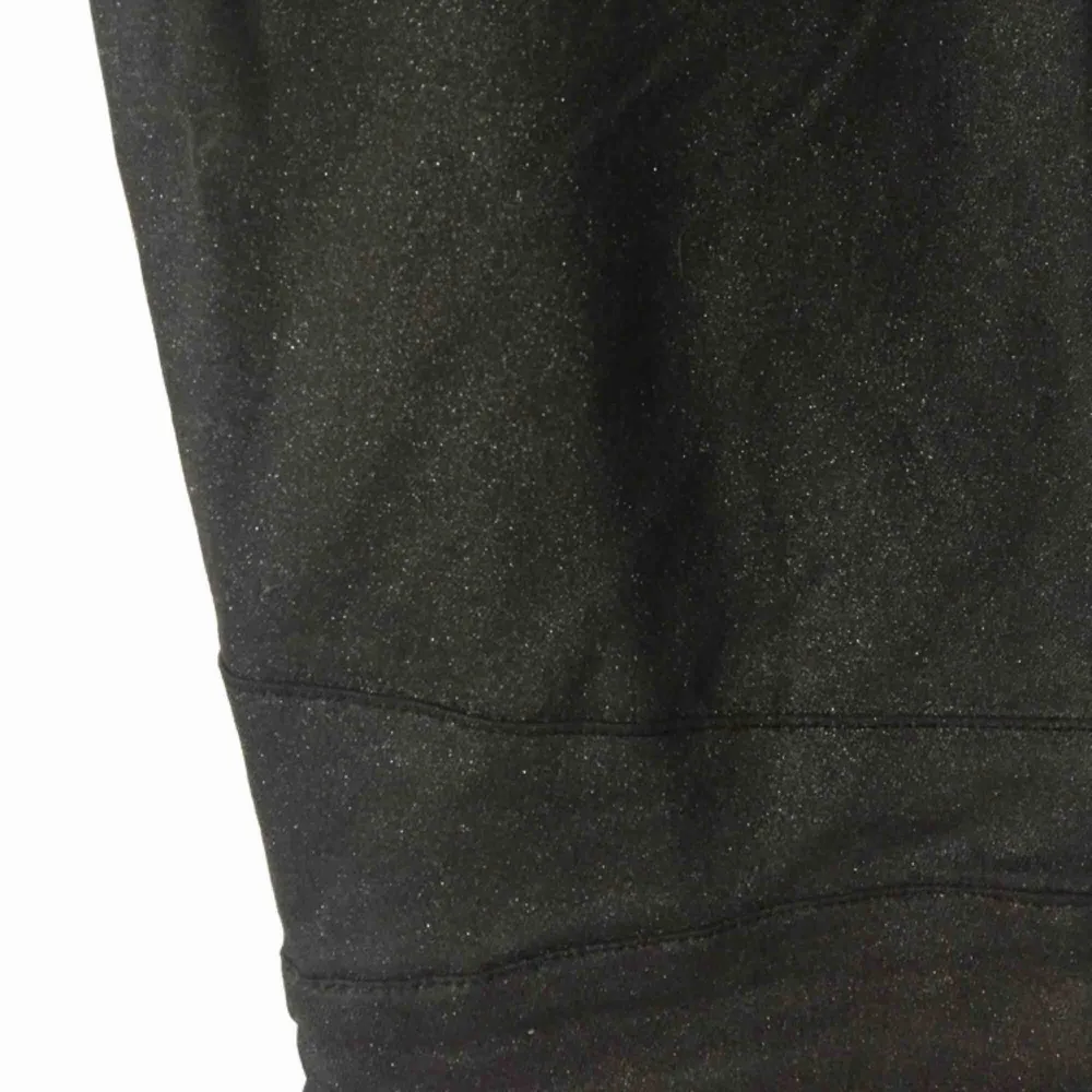 Glittriga byxor från H&M, tajt passform. Med dragkedja på vänstra sidan. . Jeans & Byxor.