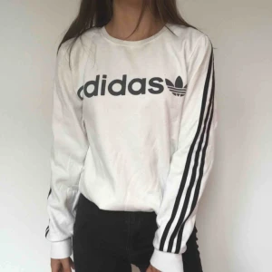  - Mysig adidaströja! Höjer pris för varje dag som går så skynda på! Är inte helt säker ifall den är äkta eller ej men ser ut att vara. Passar till allt pga dess neutrala färger och simpla design. Frakt ingår i priset