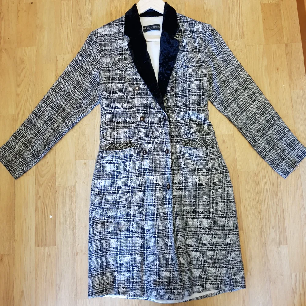 Vintage coat bought second hand, and barely used because its sadly too small for me. A nice and flattering fit and with a pretty velvet collar. The coat is quite thin, useful for autumn/spring. Size sx-s, exact measurements given on demand!   Shipping not included in the price. Possible to meet up in Uppsala. Övrigt.