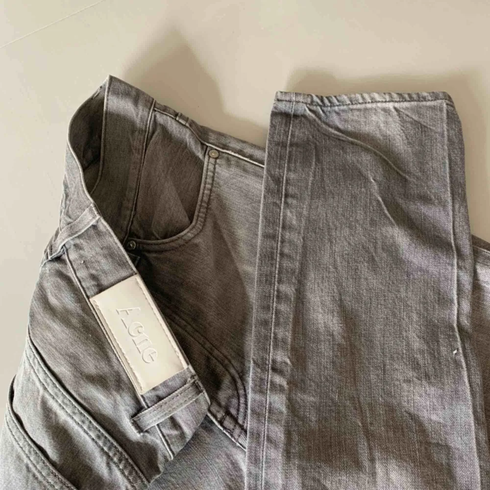 Säljer mina raka gråa acne jeans, fint skick, frakt tillkommer (63kr) eller mötas i Stockholm. Jeans & Byxor.