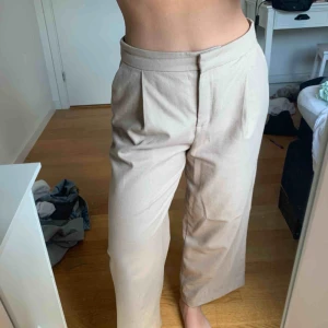  - Säljer ett par beige byxor från MONKI. Använt några gånger, är i rätt så bra skick🥰✨ köpare står för frakt
