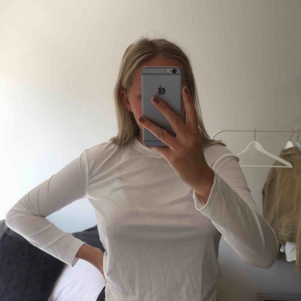 Helt ny tröja från Weekday i storlek XS (passar också S)! Säljer pga använder tyvärr inte😕 Möts upp i Malmö! 💖. T-shirts.