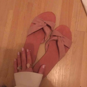  - Säljer världens sötaste skor!!! Dessa är i 100% nyskick och endast testade💞🧠💅🏽👩🏼‍🎤perfekta till sommaren att ha till stranden eller som inneskor hemma!! 