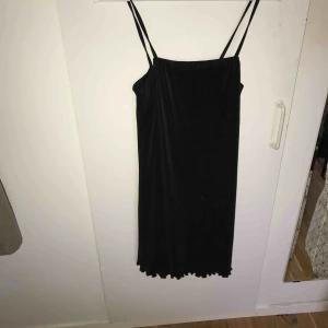  - Svart gullig klänning ( oanvänd )! Köparen står för frakt!:)