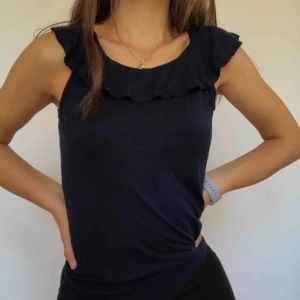  - Enkel söt topp. Till och med sötare om man knyter upp den! Använder den för sällan och har därför bestämt mig för o sälja den. Frakt tillkommer