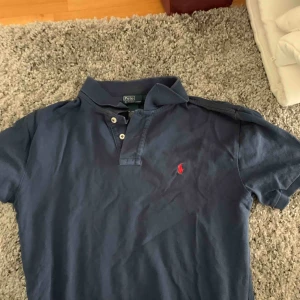  - Äkta Ralph Lauren pike, oversized och därför storlek XL. Det är min brors gamla som jag sedan fått 😊  Priset är inte helt satt😊 Frakt står köparen för!  Har ni frågor eller funderingar är det bara att höra av er!