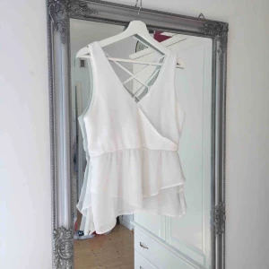  - Nästintill oanvänt linne från Trend House.  Frakt tillkommer🌸