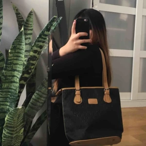  - vintage väska den här logon CK men det är inte Calvin Klein.