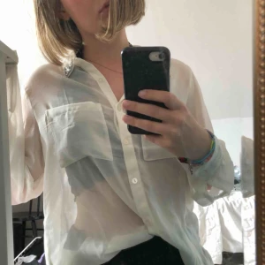  - Vit transparent skjorta med diamantdetaljer på kragen! Så fräsch och snygg med en söt bh eller liknande under!