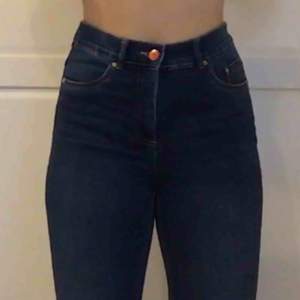 Blåa jeans i mjuk material i storlek 38. Fickor både fram och bak. Använda få gånger. Kan man it mötas blir det fraktavgift.