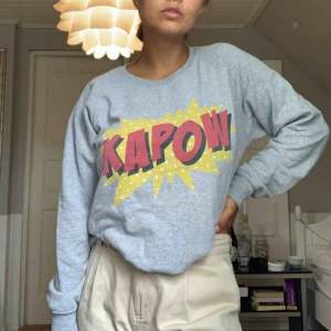  - Oversized sweatshirt i använt skick, har dock mer att ge. Fraktar men köparen står för frakten. 