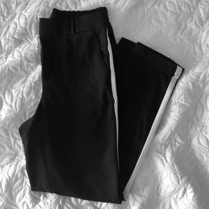  - Jätte fina byxor med vita revärer🥰 tyvär för små för mig😥 Frakt tillkommer