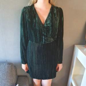 Grön sammetklänning från H&M i strl.42. Klänningen är helt normal i storleken och är endast provad, prislapp sitter dock inte kvar.