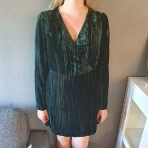  - Grön sammetklänning från H&M i strl.42. Klänningen är helt normal i storleken och är endast provad, prislapp sitter dock inte kvar.