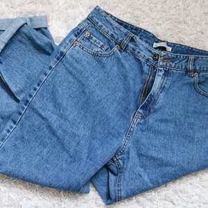 Old school jeans från Pull and Bear i storlek 40. Endast provade! Obs en skärphylsa trasig, inget som märks när de är på.  Köparen står för frakten.