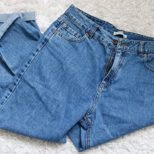  - Old school jeans från Pull and Bear i storlek 40. Endast provade! Obs en skärphylsa trasig, inget som märks när de är på.  Köparen står för frakten.