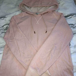  - Fin ljusrosa hoodie med luva, och fina detaljer🌸