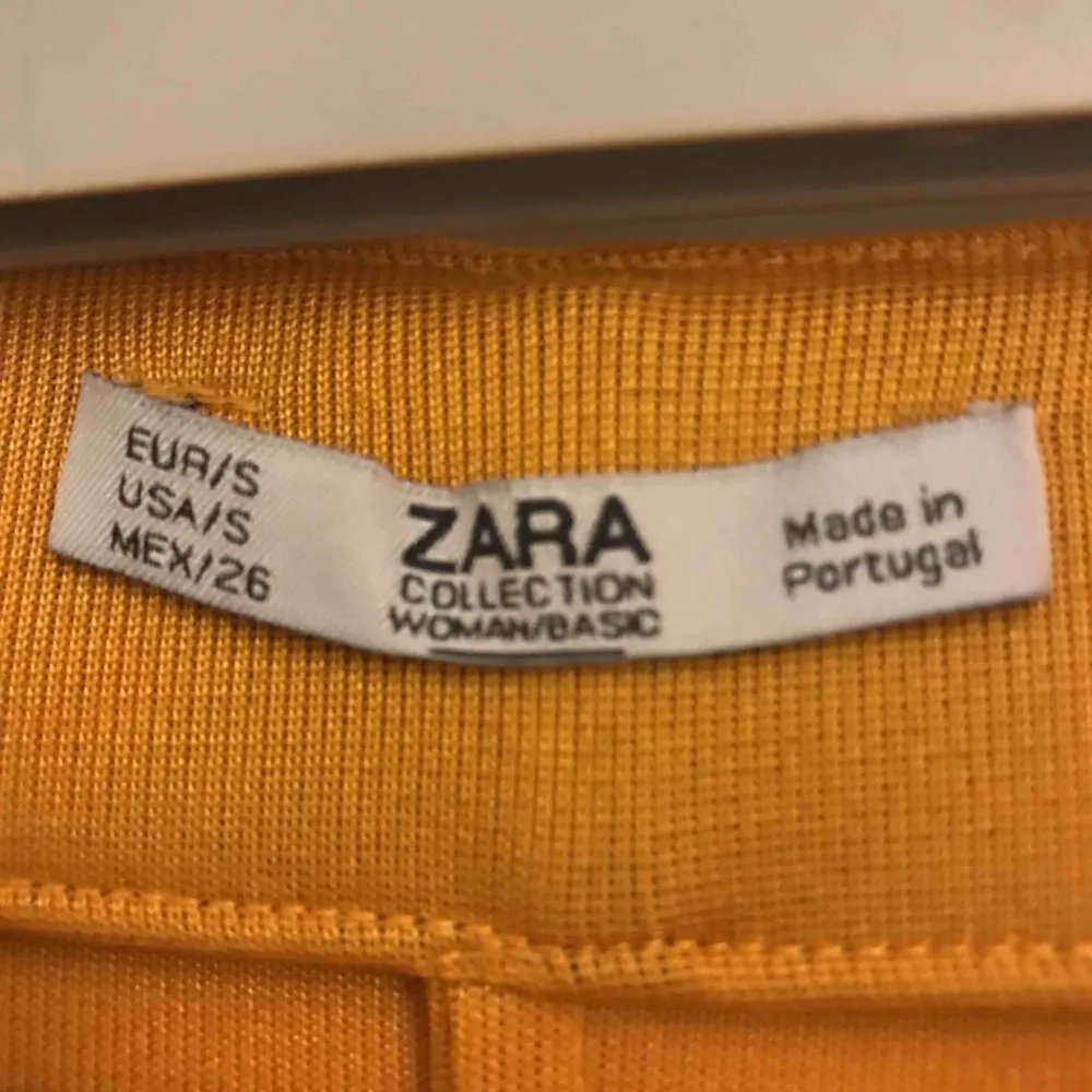 Från Zara. Färg: Senapsgul. Använt endast 1 gång. Vintage-inspirerad . Kjolar.