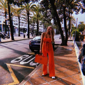  - Tjena! Nu säljer jag min andra byxdress som kommer från Missguided. Som ni ser så är det exakt samma som linn Ahlborg äger. Är 160 och har klippt den liiite så att den passar för att ha med både klackar och utan!! 