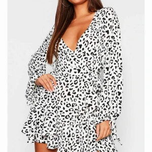  - Helt oanvänd! Jättefin klänning 