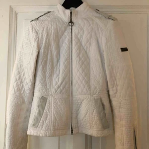  - Vit Barbour jacka säljes. Fodret har lossnat lite på insidan, därav lägre pris. Ord pris ca 3000kr, säljes för 1000kr. Finns i Göteborg eller skickas mot fraktkostnad.