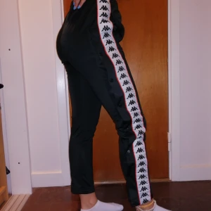  - Kappa byxor med knappar på sidorna av benen! De är i mycket gott skick 👍