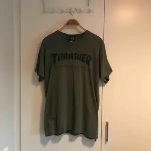 T-shirt från Thrasher i bra skick, finns i Stockholm alternativt postar, köpare står för frakt. 