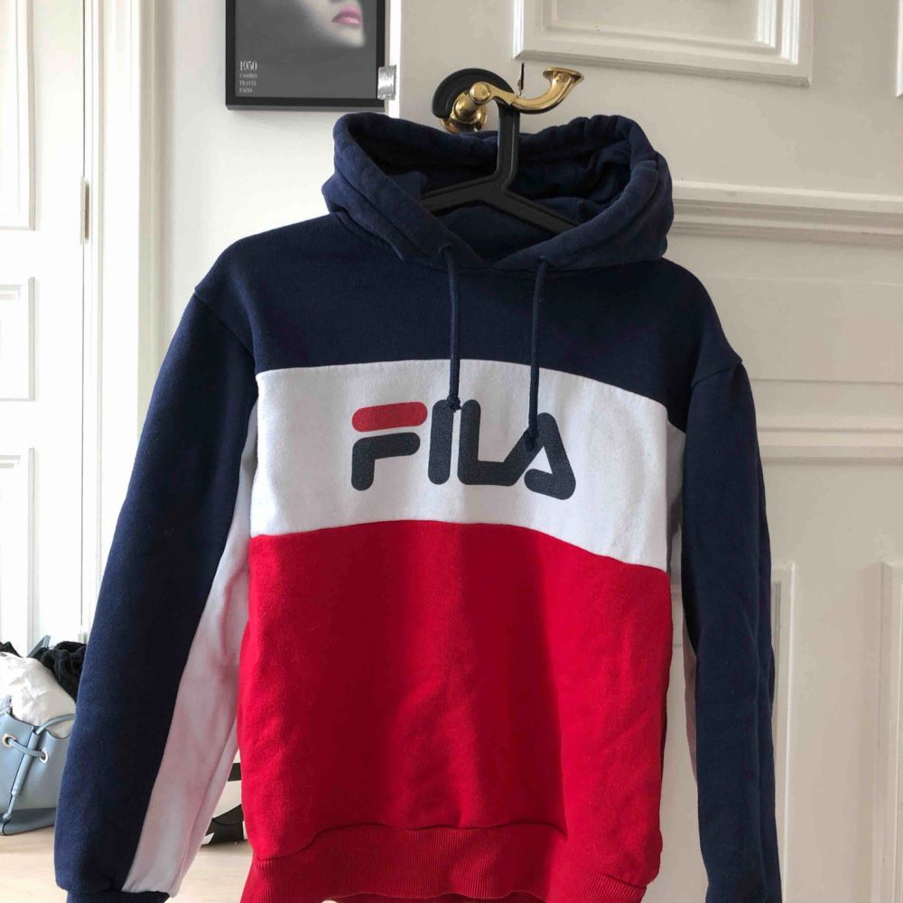 Cool Fila-hoodie köpt på Urban Outfitters 2017. Storlek XS i en kombo av blått, vitt och rött! Frakt: 79kr. Huvtröjor & Träningströjor.