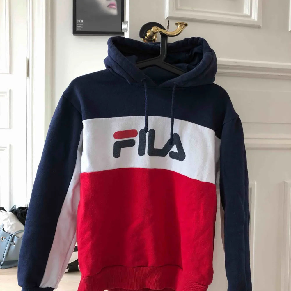 Cool Fila-hoodie köpt på Urban Outfitters 2017. Storlek XS i en kombo av blått, vitt och rött! Frakt: 79kr. Hoodies.