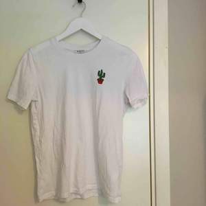 T-shirt med kaktustryck köpt från Asos. Använd max 3 ggr ✨  
