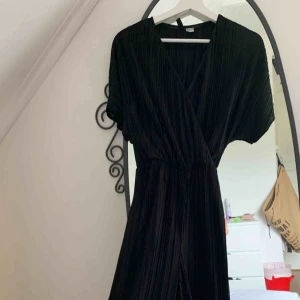  - Svart byxdress i storlek 32 men är väldigt stor i storleken så kan också användas om man är en S. Använd fåtal gånger och passar perfekt som fest outfit 
