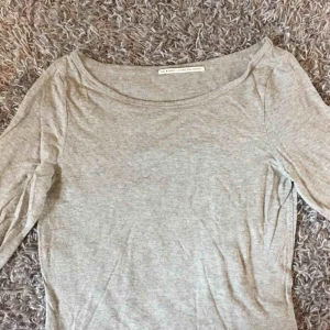  - Grå 3/4 tröja. Från Day Birger et Mikkelsen Woman, men tyvärr börjar lappen ramla av. Välanvänd. Märkt med storlek M, men skulle säga att den snarare är som en S.   📬 Frakt 42 kr.