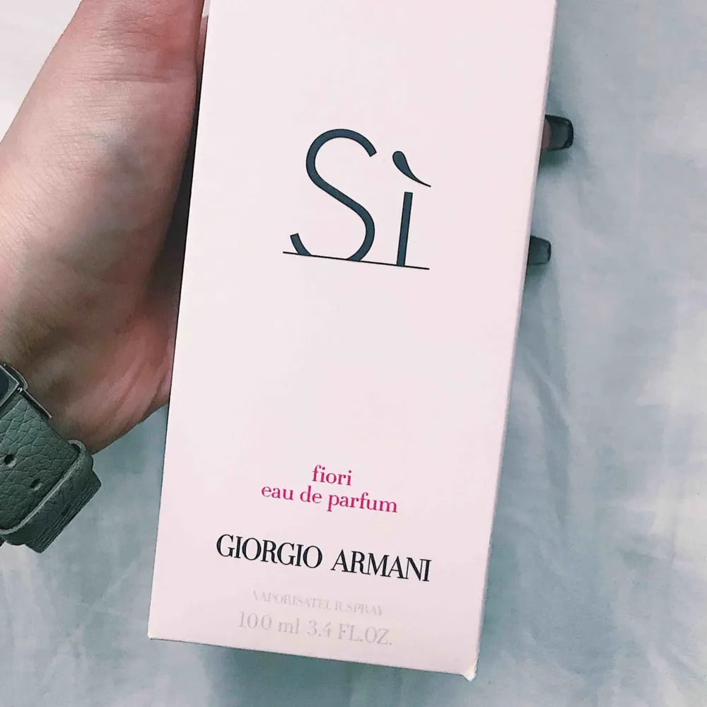 Giorgio Armanis jättegoda och fina parfym SI fiori som jag inte använt en enda gång då jag insåg att jag köpt fel när jag öppnade förpackningen. 100 ml köpt för 1100 men jag säljer för 800! ☺️🧴💓. Accessoarer.