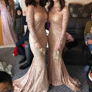  - Använt klänningen 1 gång och den är väldig glittrig. Och vi behöver inte klänningarna längre. Priset kan diskuteras 