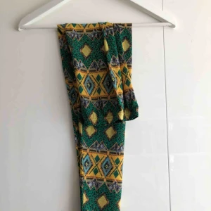  - Sparsamt använd, ej nopprig. Superskön silkesmaterial. Tighta leggings.  Frakt tillkommer.