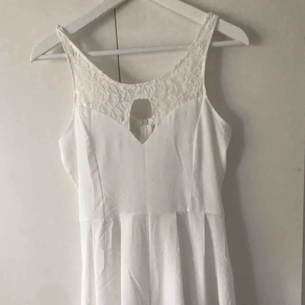 Vit playsuit med spets i ryggen. Står ingen storlek men passar mig bra som vanligtvis har s/m. 10kr + frakt. Kan mötas upp i tranåsområdet och i sthlm.. Övrigt.