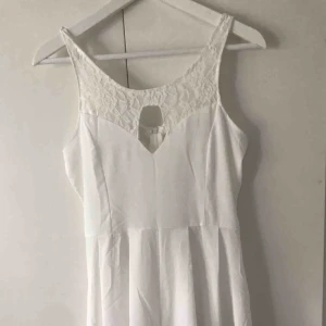  - Vit playsuit med spets i ryggen. Står ingen storlek men passar mig bra som vanligtvis har s/m. 10kr + frakt. Kan mötas upp i tranåsområdet och i sthlm.