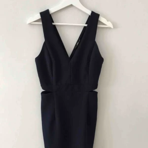  - Fin marinblå festklänning med öppningar på sidorna. Säljer eftersom jag tycker den är lite för lång för mig, jag är 160cm. Frakt tillkommer