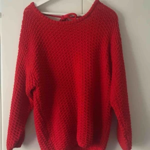  - Stickad tröja från monki. Öppen i ryggen. Strl xs men jättestor i storleken. 40kr + frakt. Kan mötas i tranåsområdet eller i sthlm.