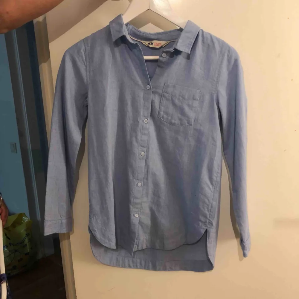 Ljusblå skjorta som aldrig använts. . Skjortor.