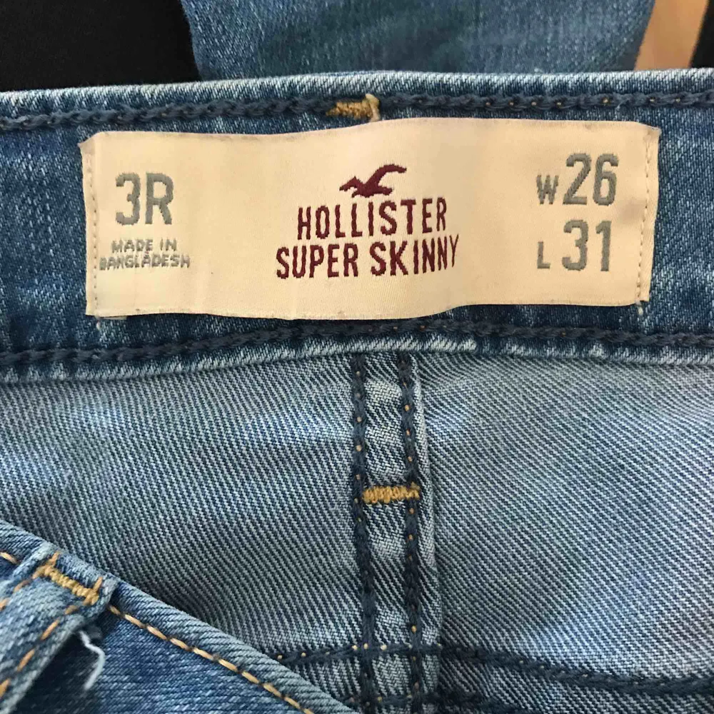 Slitna ljusa jeans från hollister. de har storleken W26 L31, de är i bra skick, endast använd fåtal gånger. köparen står även för frakten. fler bilder kan fixas om det önskas. Jeans & Byxor.