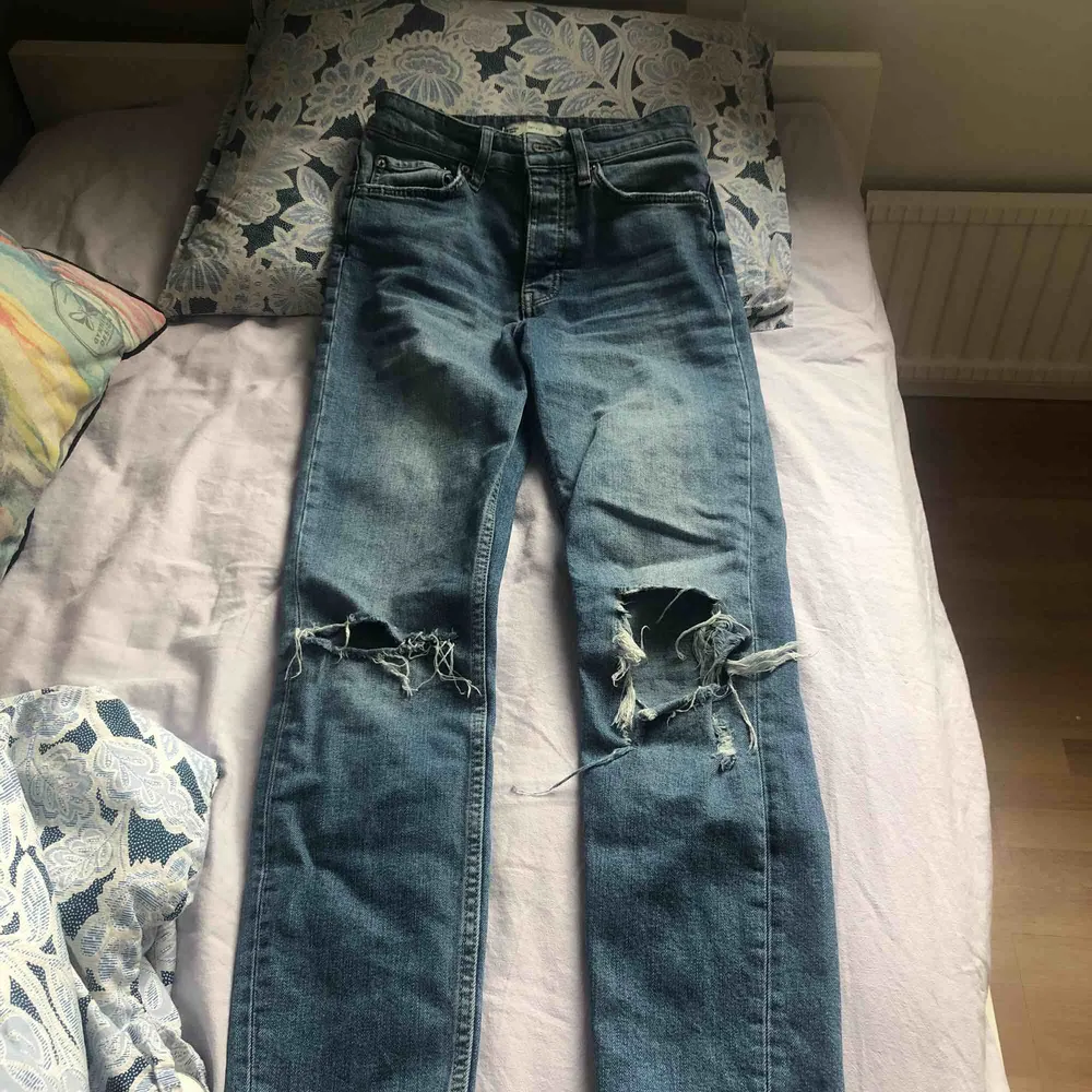 Säljer mina älsklings jeans från Gina som tyvärr har blivit för stora. . Jeans & Byxor.
