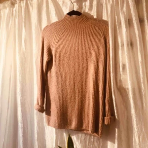  - Stor mysig stickad tröja i puderrosa! Den äe ganska lång så man kan ha den med endast strumpbyxor, eller inget alls.   Frakt: 30kr Möts upp i stockholm över 200kr