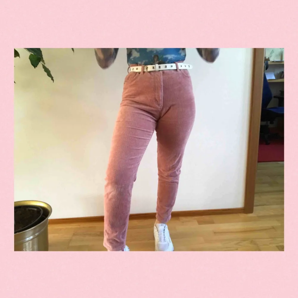 Supersöta rosa manchester byxor från Monki! Knappt använda därför i jättebra skick;) De är strightleg och highwaist💕💕 Ord 300kr || Frakt +59. Jeans & Byxor.