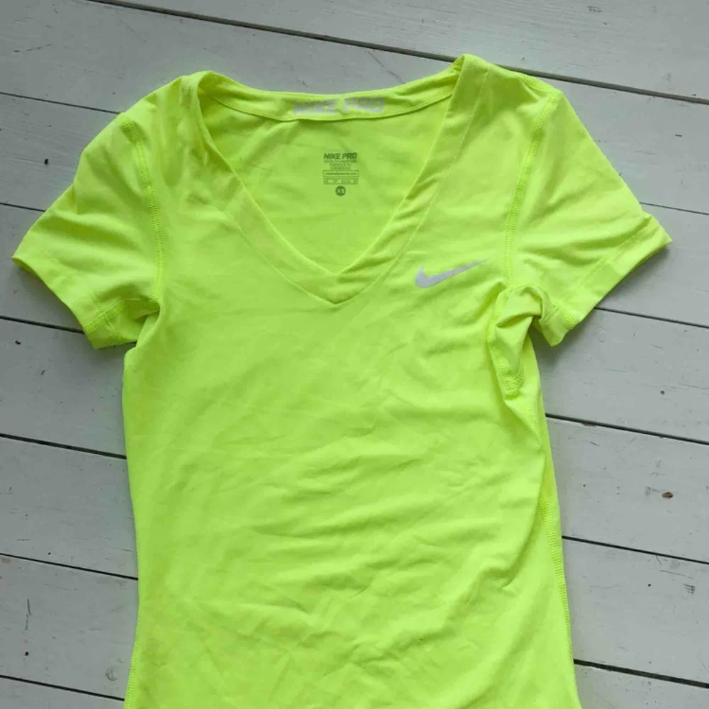 Nike PRO tajt träningströja i modern neon färg! 🌟 säljs då jag bara tränar i linnen. T-shirts.