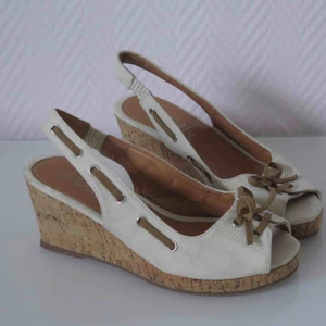  - Off-white sommarsandaler med låg kilklack. Fint skick! 