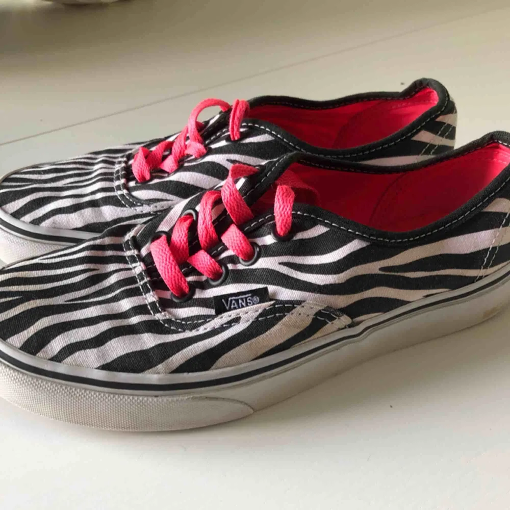 Låga vans med zebra print och rosa skosnören. Säljes då de inte används längre.  Köparen står för fraktkostnad✨. Skor.