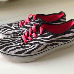 Låga vans med zebra print och rosa skosnören. Säljes då de inte används längre.  Köparen står för fraktkostnad✨
